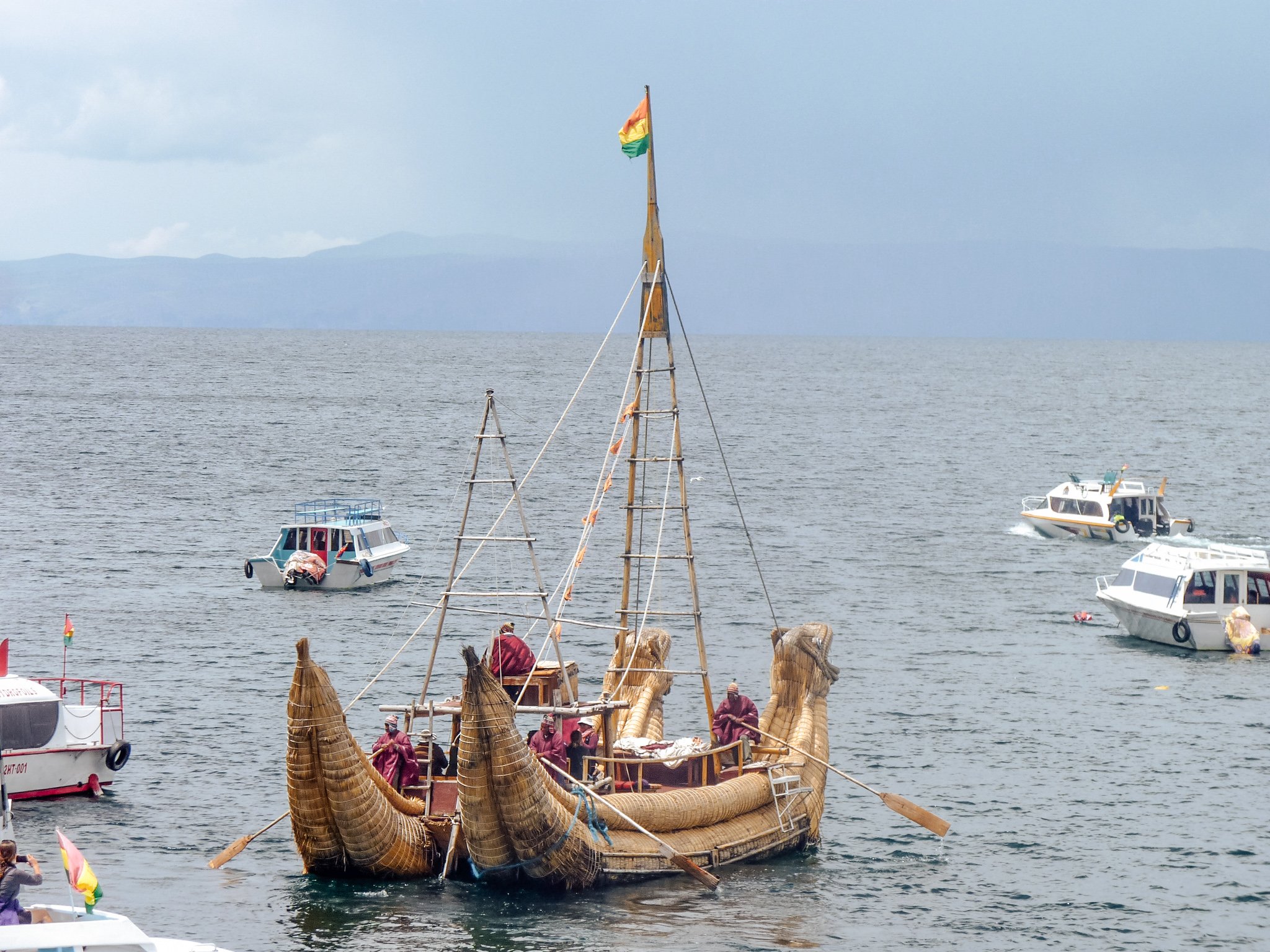 bateau traditionnel lac tititcaca bolivie pérou